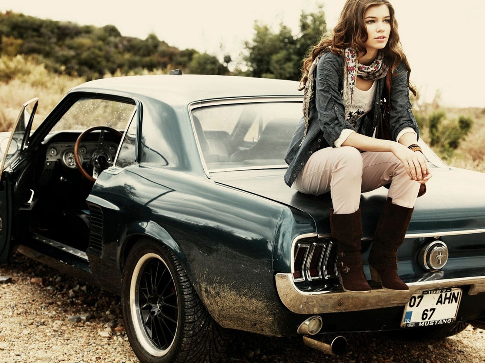 Ford-Mustang-Girl-1600x1200.jpg