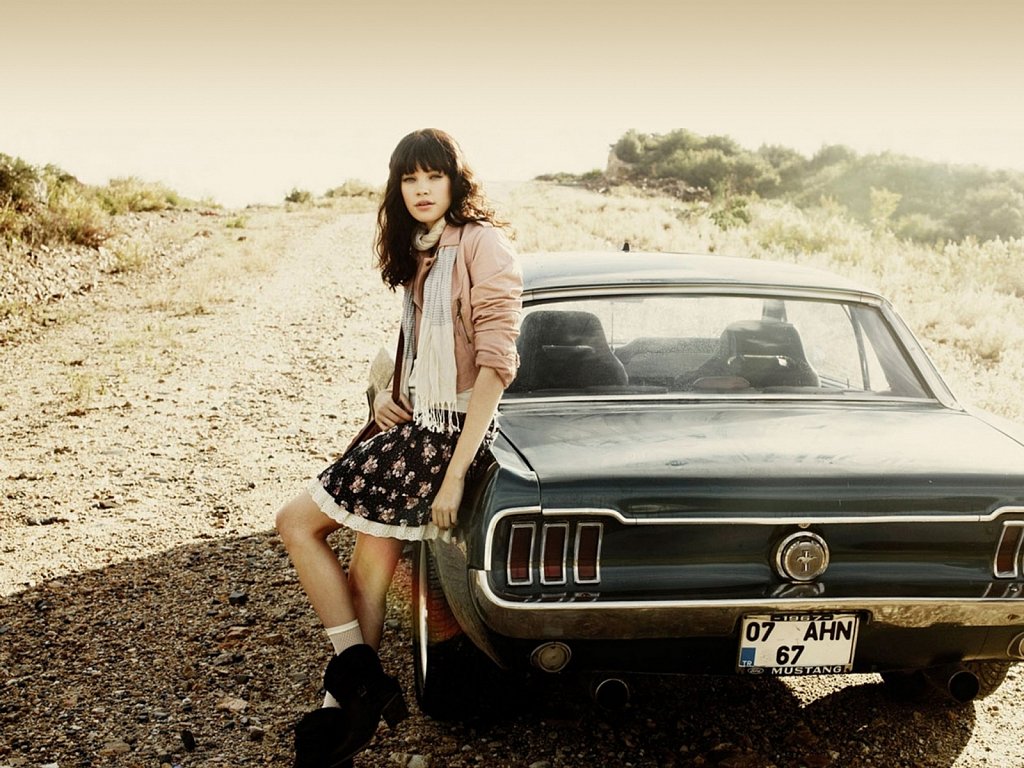 jaloo-car-girl.jpg